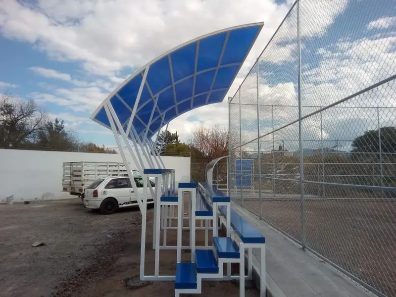 Grada 35 personas con techo curvo de policarbonato - Slide 2